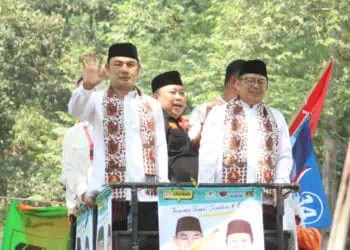 TUNJANGAN: Pasangan Bakal Calon Bupati dan Wakil Bupati Tangerang, Mad Romli-Irvansyah saat mendaftar ke KPU. (ISTIMEWA)