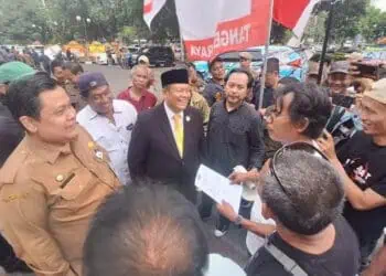 Temui Massa, Ketua DPRD Kota Tangerang Sementara Janji Kawal Kepentingan Masyarakat