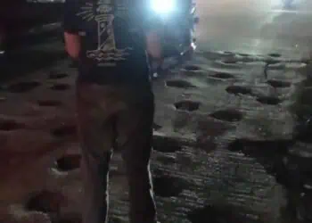 Pengendara Sepeda Motor Terperosok di Galian Proyek Perbaikan Jalan di Karang Tengah