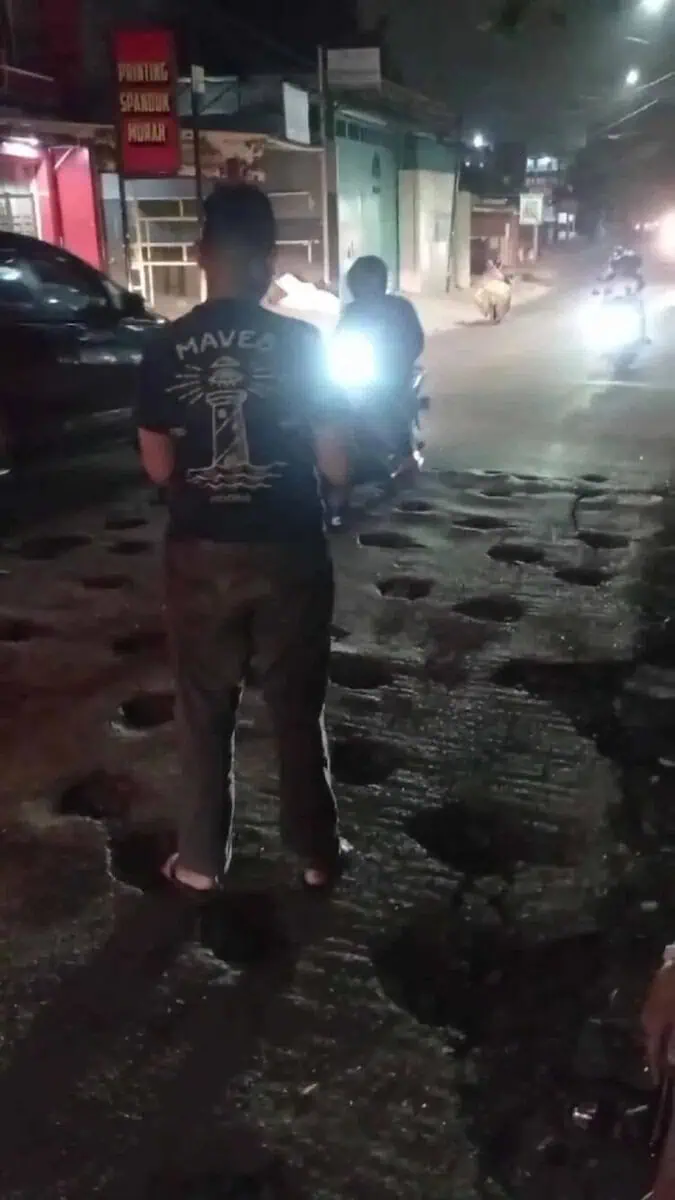 Pengendara Sepeda Motor Terperosok di Galian Proyek Perbaikan Jalan di Karang Tengah