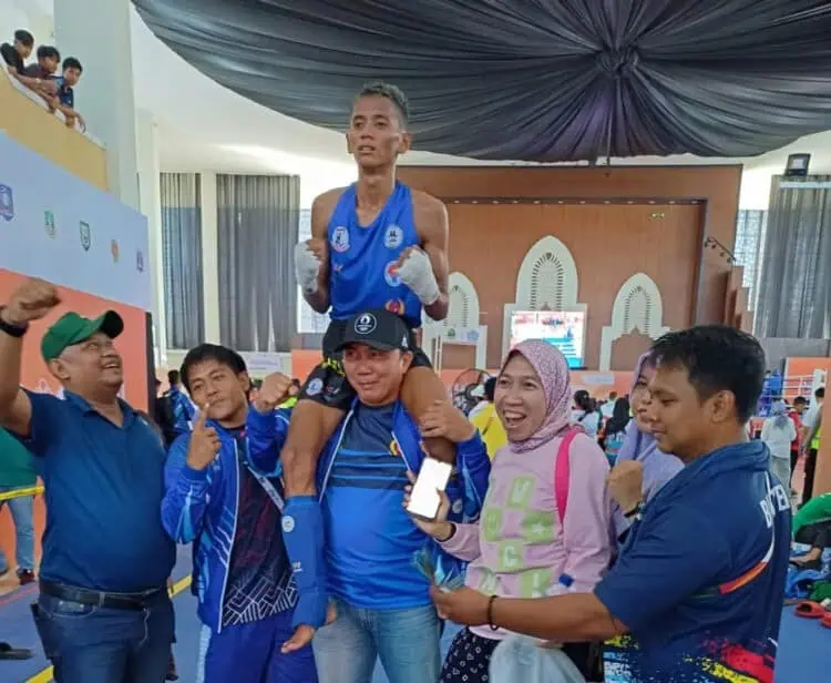 Muhammad Syarifuddin digendong anggota bidang organisasi KONI Banten Arsani Maidi. Tampak Kepala Dispora Kota Tangerang Kaonang (kiri) turut merayakan keberhasilan Syarifudin. (ISTIMEWA)