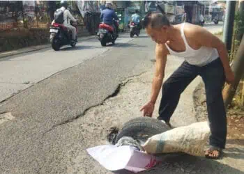 Warga Pondok Aren Keluhkan Proyek Drainase Sisakan Lubang Besar