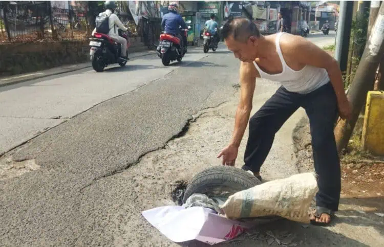 Warga Pondok Aren Keluhkan Proyek Drainase Sisakan Lubang Besar