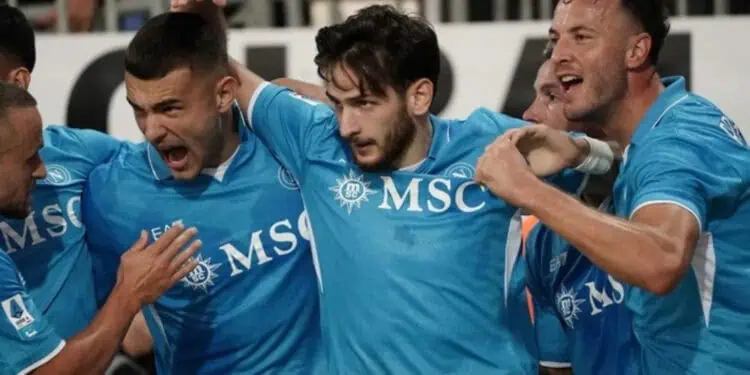 PIMPIN KLASEMEN: Napoli kini memuncaki klasemen sementara Serie A usai menang atas Cagliari. (ISTIMEWA)