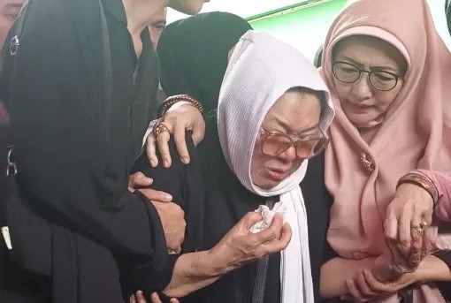 Isak Tangis Ibunda Iringi Prosesi Pemakaman Puput Novel
