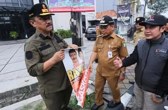 Petugas Gabungan Tertibkan APS Calon Kepala Daerah Kota Tangerang 2024 Petugas Gabungan Tertibkan APS Calon Kepala Daerah Kota Tangerang 2024