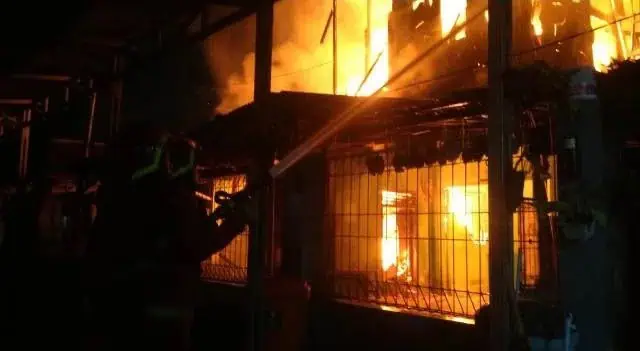Kebakaran Musnahkan Rumah dan Warung di Batuceper