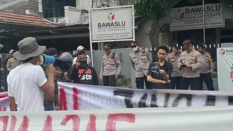 Desak Usut Tuntas Netralitas ASN, Pengunjuk Rasa Geruduk Kantor Bawaslu Kota Tangerang