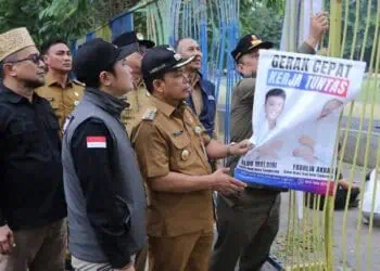 Petugas Gabungan Tertibkan APS Calon Kepala Daerah Kota Tangerang 2024
