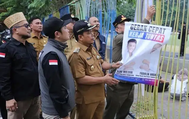 Petugas Gabungan Tertibkan APS Calon Kepala Daerah Kota Tangerang 2024