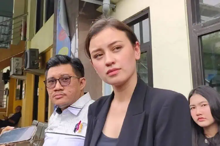 Kimberly Ryder Kesal Sidang Cerai Ditunda