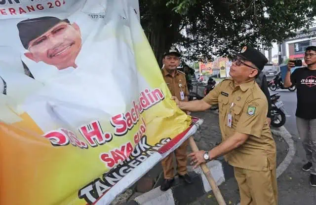 Petugas Gabungan Tertibkan APS Calon Kepala Daerah Kota Tangerang 2024 Petugas Gabungan Tertibkan APS Calon Kepala Daerah Kota Tangerang 2024