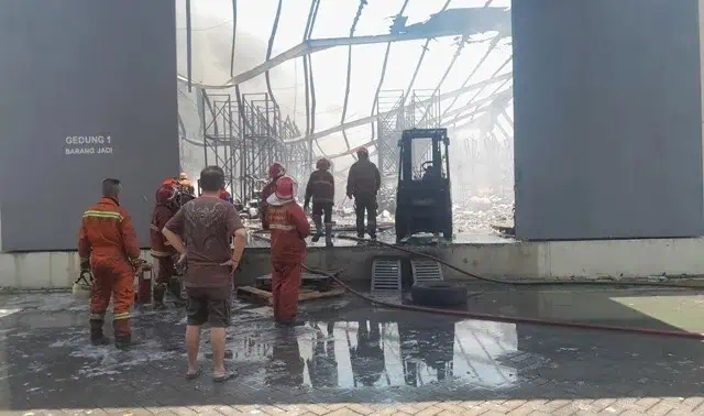 Kebakaran Pabrik Cat, Ratusan Personel Damkar Dikerahkan