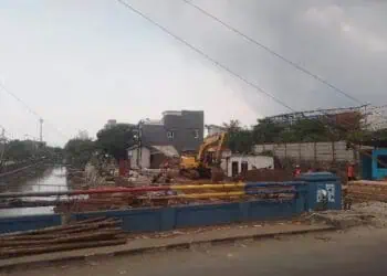 Berdiri di Atas Tanah Pengairan, 8 Rumah Warga Neglasari Dibongkar untuk Pelebaran Jembatan