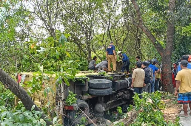 Truk Terguling di Neglasari, Sopir Terjepit di Badan Truk