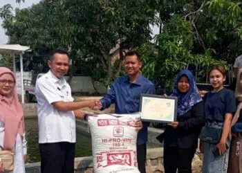 Dorong Produksi Perikanan, DKP Kota Tangerang Serahkan Bantuan 1,45 Ton Pakan Ikan