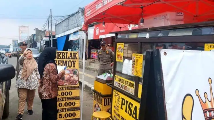 Diduga Langgar Perda K3, Puluhan PKL Dipusat Kota Pandeglang Ditertibkan