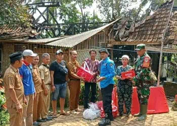 KSB Kabupaten Pandeglang, memberikan bantuan kepada korban kebakaran di Desa/Kecamatan Angsana. (ISTIMEWA)
