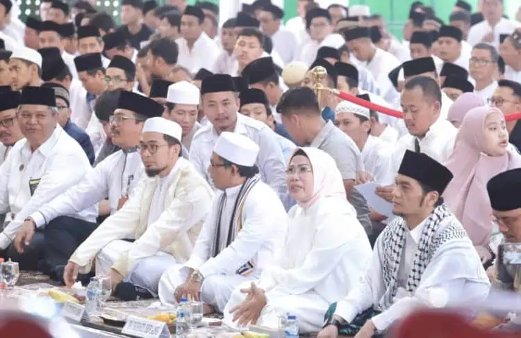 Dihadiri Ustadz Adi Hidayat, Ribuan Orang Padati Istighosah di Pemkab Serang