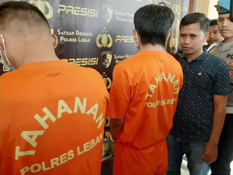 Dua orang pelaku demo anarkis yang menyebabkan satu anggota Satpol PP Kabupaten Lebak, meninggal dunia atas Yadi Suryadi ditetapkan sebagai tersangka, Sabtu (12/10/2024). (MULYANA/SATELITNEWS.COM)