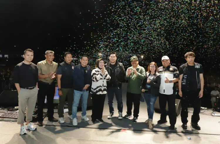 Bupati Serang Ratu Tatu Chasanah, berfoto bersama usai konser musik Armada Band, dalam rangka Pesta Rakyat menyambut HUT Kabupaten Serang ke 498, Jumat (11/10/2024) malam. (ISTIMEWA)