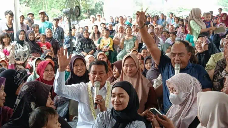 Calon Bupati Tangerang Moch. Maesyal Rasyid bersama warga Jayanti. (ALFIAN/SATELITNEWS)