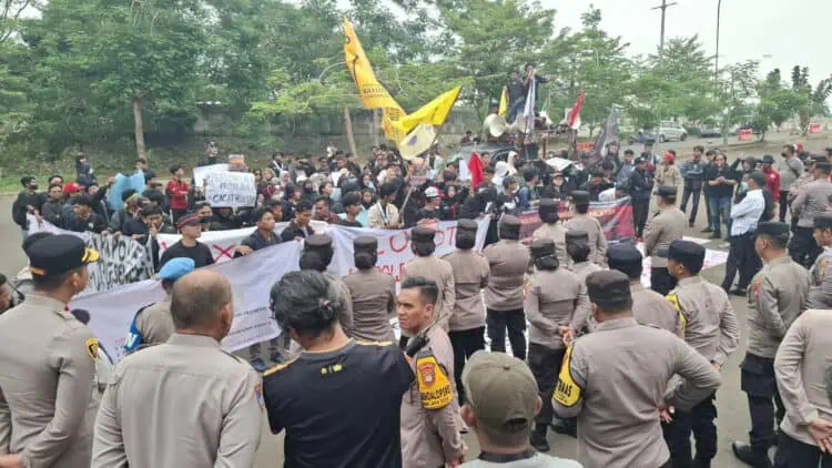 Mahasiswa Unpam Geruduk Mapolres Tangsel