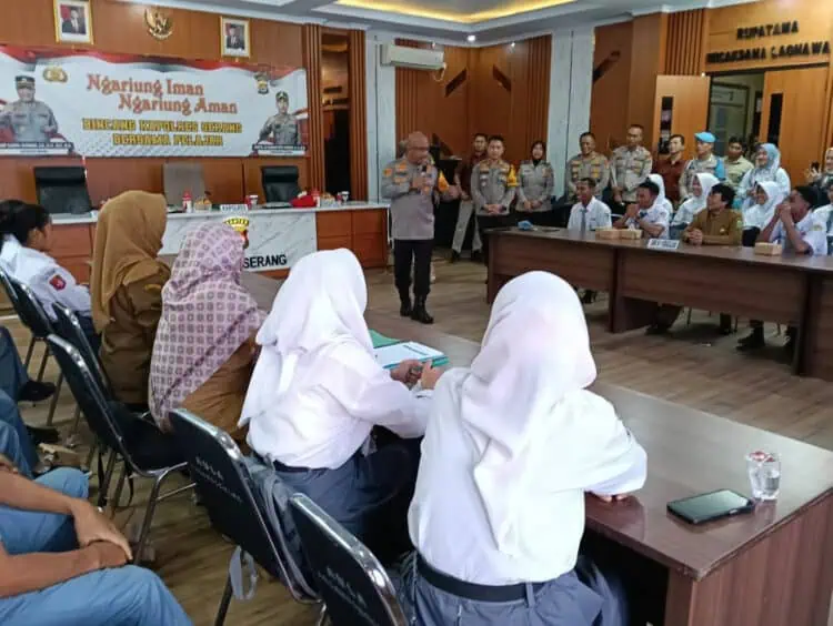 Kapolres Serang Berbagi Pengalaman Dengan Puluhan Pelajar SMKN 