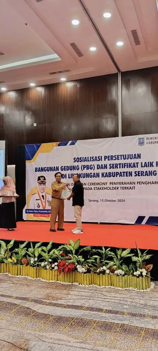 DPUPR Kabupaten Serang Berikan Penghargaan ke Alfamart, Ini Alasannya