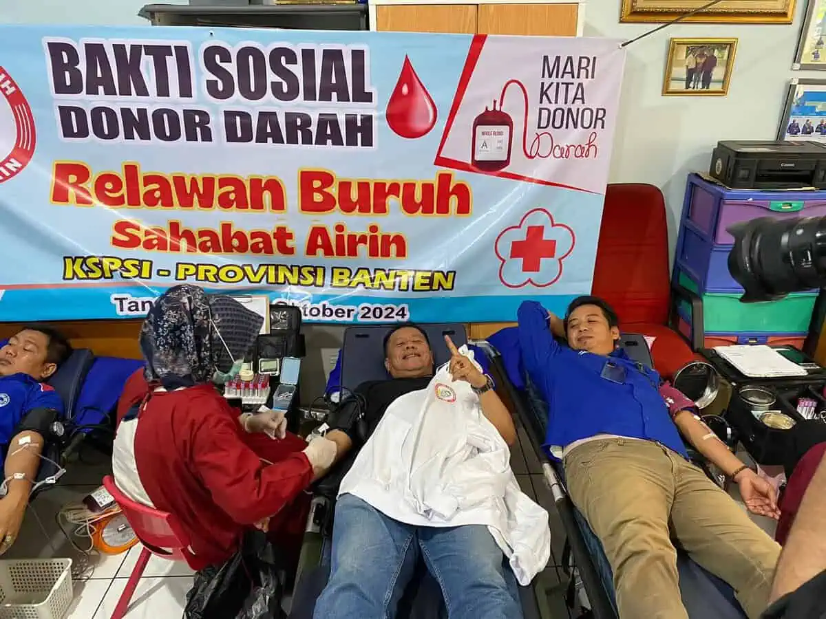 Ratusan Buruh Sahabat Airin Gelar Baksos Donor Darah di Kantor SPSI Cikupa Ratusan Buruh Sahabat Airin Gelar Baksos Donor Darah di Kantor SPSI Cikupa