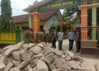 Gerbang Masuk SDN Petir 1 Kabupaten Serang Ditutupi Urugan Batu