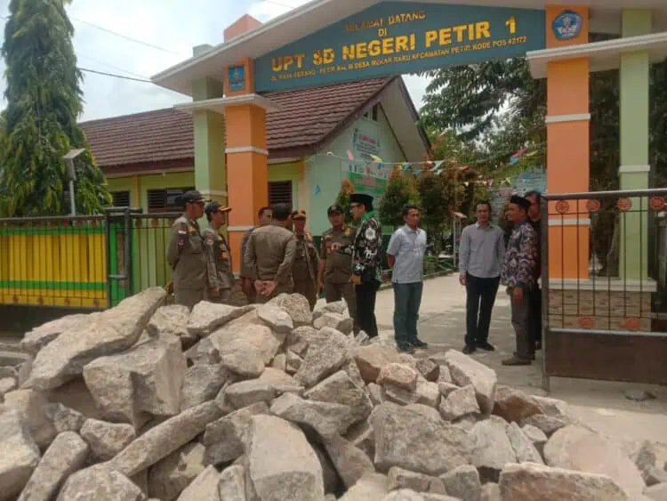 Gerbang Masuk SDN Petir 1 Kabupaten Serang Ditutupi Urugan Batu