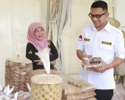 Wabup Pandeglang Tanto Warsono Arban (kanan), sedang memilih dan melihat hasil kerajinan tangan yang diproduksi perajin lokal. (ISTIMEWA)