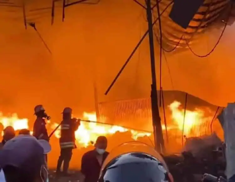 Terkena Percikan Mesin Las, Lapak Barang Bekas di Pondok Aren Terbakar