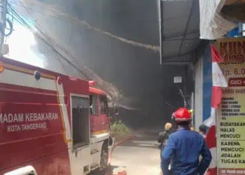 BREAKING NEWS: Kebakaran Hebat Landa Gudang Cat di Kawasan Industri Jatake