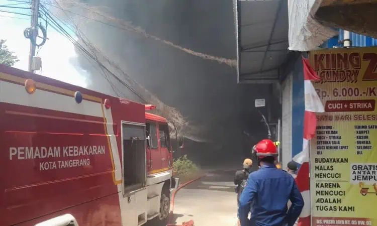 BREAKING NEWS: Kebakaran Hebat Landa Gudang Cat di Kawasan Industri Jatake