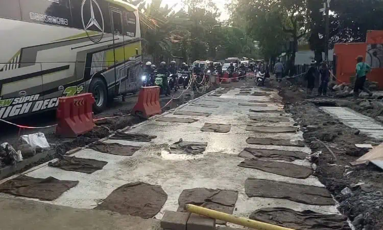 Jalan KS Tubun Karawaci Turun Imbas Pemasangan Pipa Bawah Tanah, Perumda TB Minta Maaf