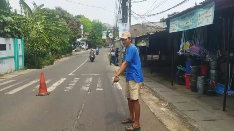 Dua Pemotor Tersangkut Kabel Semrawut di Ciputat, Alami Luka di Kepala dan Leher