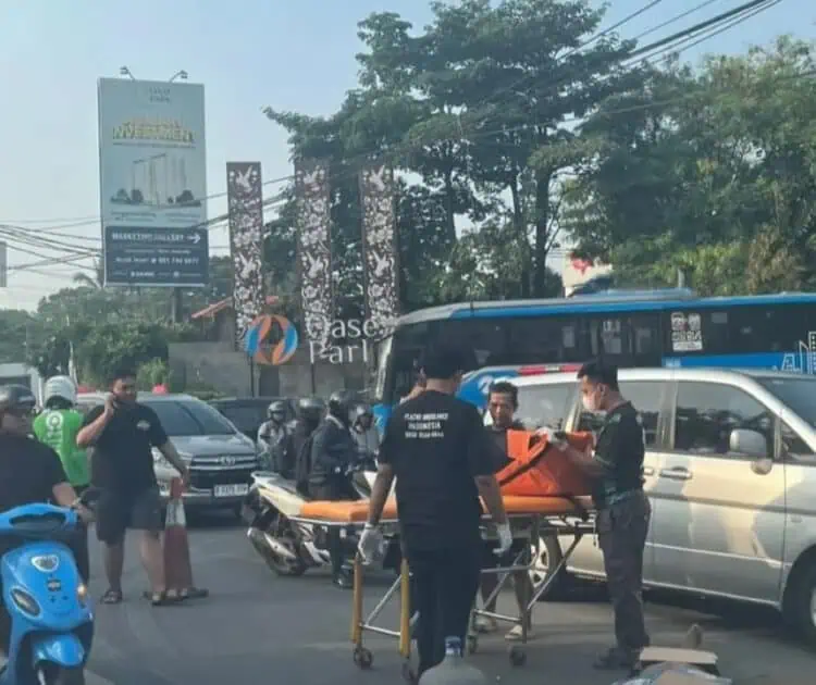 Hindari Tabrak Orang Menyebrang, Pemotor Paruh Bayah Tewas di Ciputat