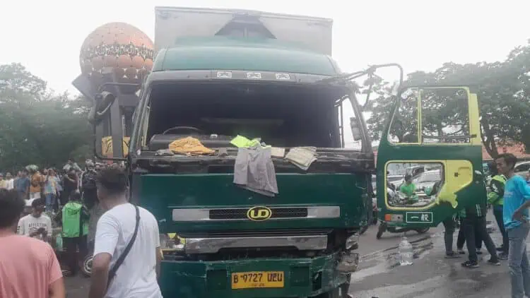 BREAKING NEWS: Tabrak Pelajar dan Puluhan Pengendara, Sopir Truk Diamuk Massa di Kota Tangerang