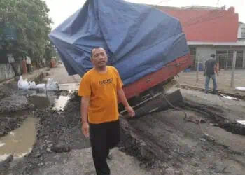 Truk Bermuatan Keramik Terperosok di Jalan KS Tubun, Imbas Kebocoran Pipa Air PDAM