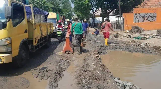 Truk Bermuatan Keramik Terperosok di Jalan KS Tubun, Imbas Kebocoran Pipa Air PDAM Truk Bermuatan Keramik Terperosok di Jalan KS Tubun, Imbas Kebocoran Pipa Air PDAM