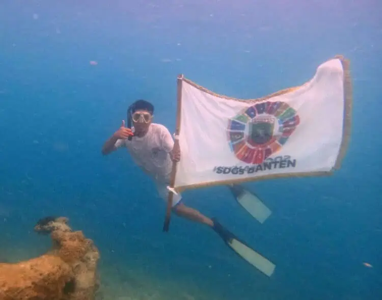 Sambut HUT Banten ke 24, Pataka SDGs Berkibar di Perairan Pulau Tunda