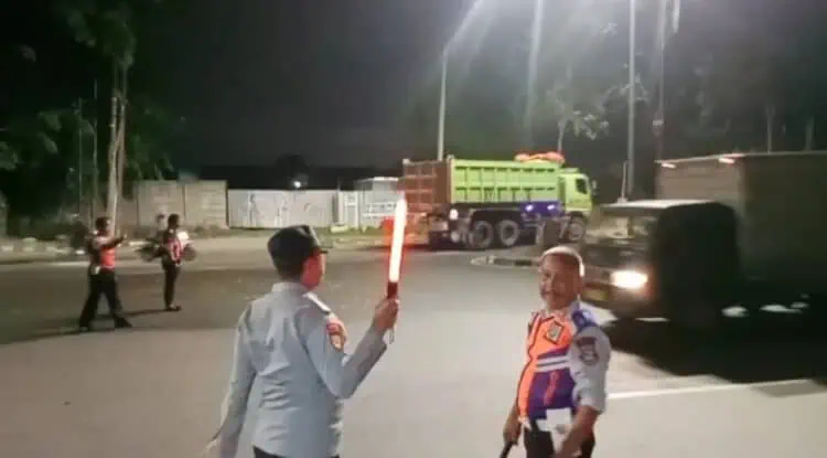 Dishub Kabupaten Tangerang Putar Balik 30 Truk Tanah, Karena Melintas di Luar Jam Operasional