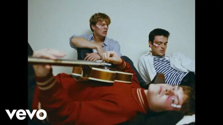 Lirik Lagu New Hope Club - Swimming with Sharks