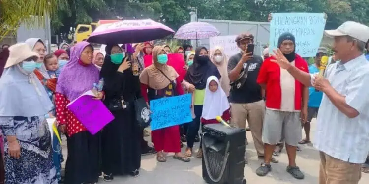 Warga Cikande Kabupaten Serang Demo PT Platinum