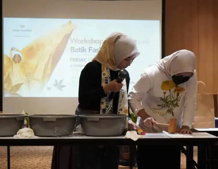 Peringati Hari Batik, Hotel Santika Premiere Bintaro Gelar Workshop Ecoprint & Fashion Lunch