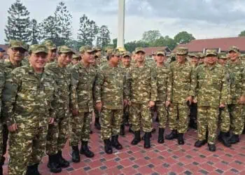 Berdiri di Antara Prabowo Subianto dan Gibran, Raffi Ahmad Gagah Berseragam Komcad