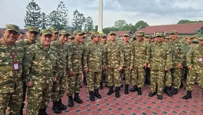 Berdiri di Antara Prabowo Subianto dan Gibran, Raffi Ahmad Gagah Berseragam Komcad