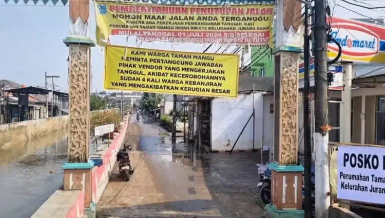 Korban Banjir di Komplek Taman Mangu Indah Pasang Spanduk Tuntut Ganti Rugi